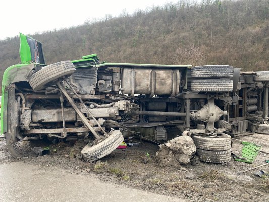 Samsun-Ankara Karayolunda Tır Devrildi