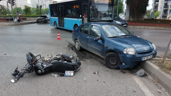 Canik de Motosiklet Sürücüsü Otomobil'e Çarptı