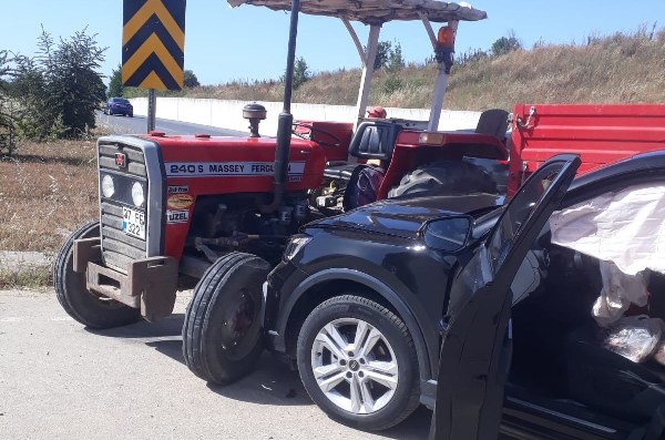 Bafra da Otomobil ile Traktör Çarpıştı 