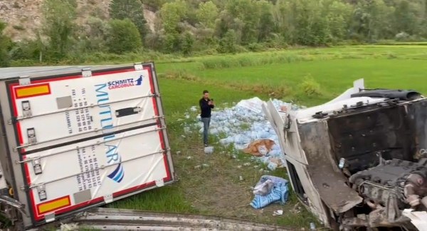Çorum-Samsun Yolunda 2 Tır Çeltik Tarlasına Devrildi