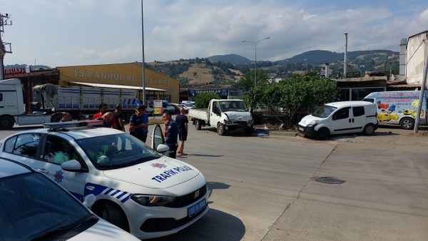 Trafikte Savrulan Araç İki Hemşirenin Üzerine Devrildi