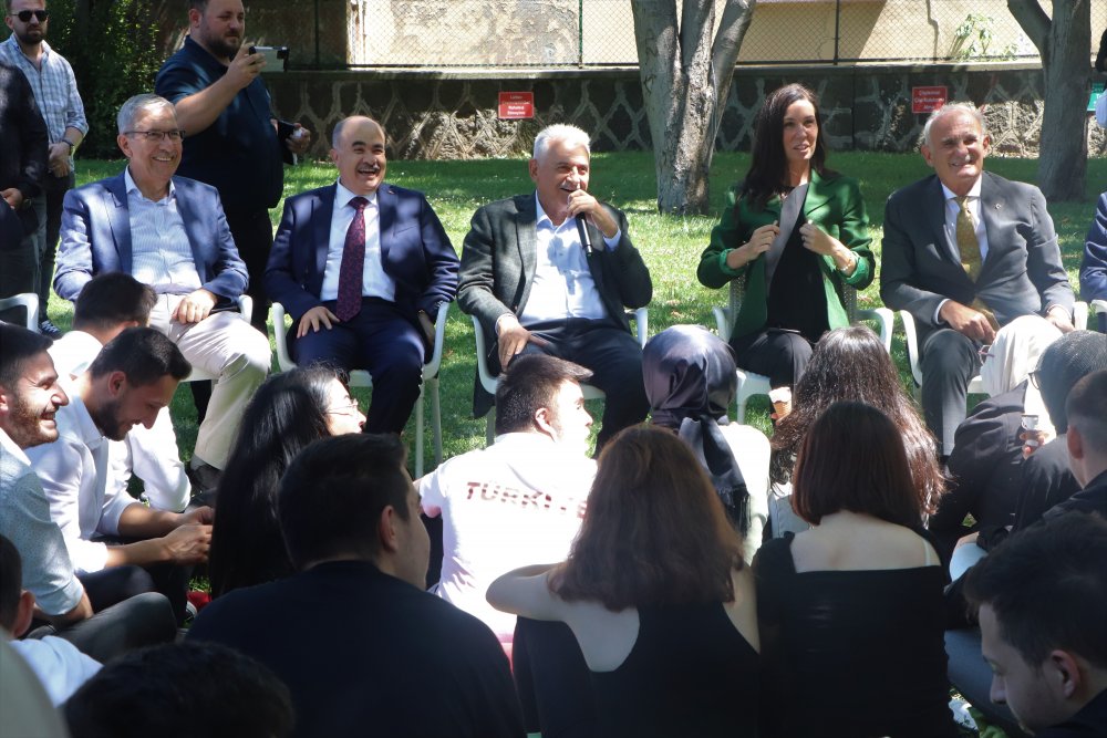 Binali Yıldırım'dan Türkü Şov