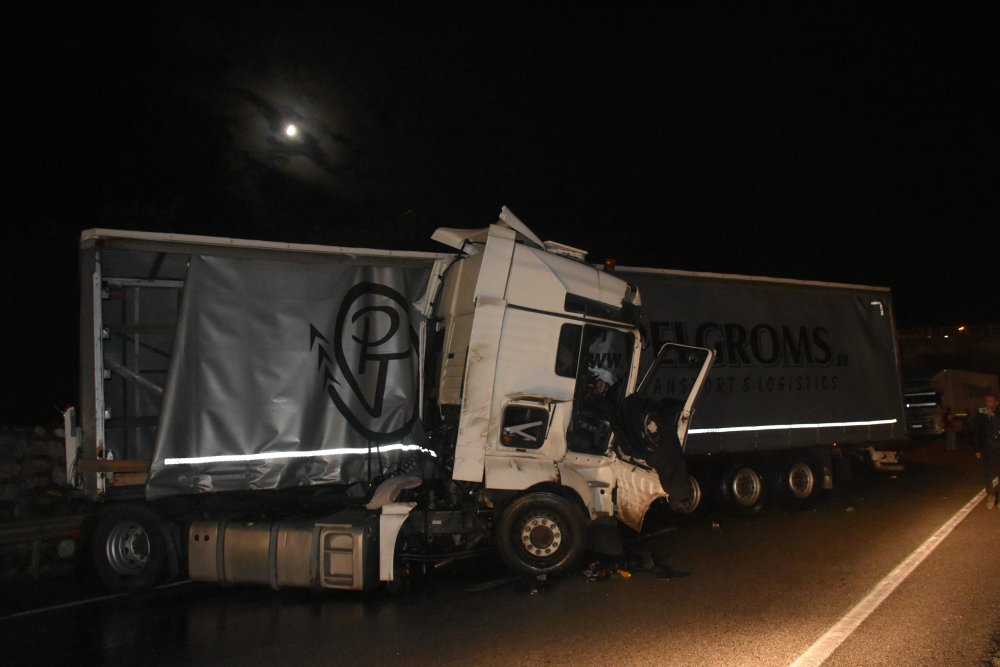 D 100 Karayolu Üzerinden Zincirleme Tır Kazası 