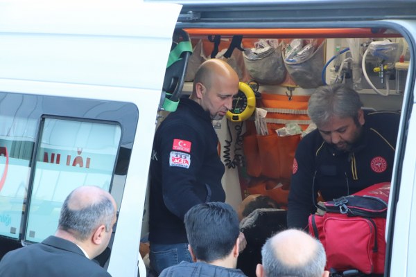 Kolileri Açmaya Çalışırken Bileğini Kesti