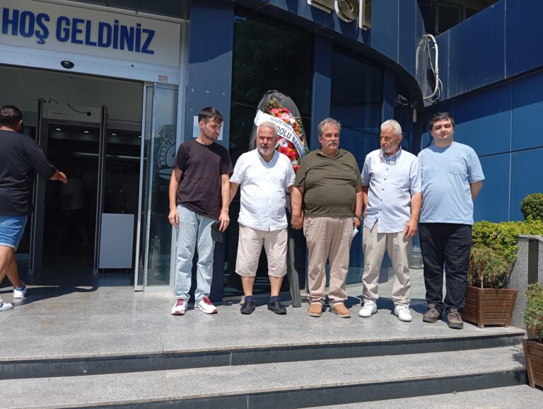 Gazetecilerden Atakum Belediye Başkanı’na Siyah Çelenkli Protesto