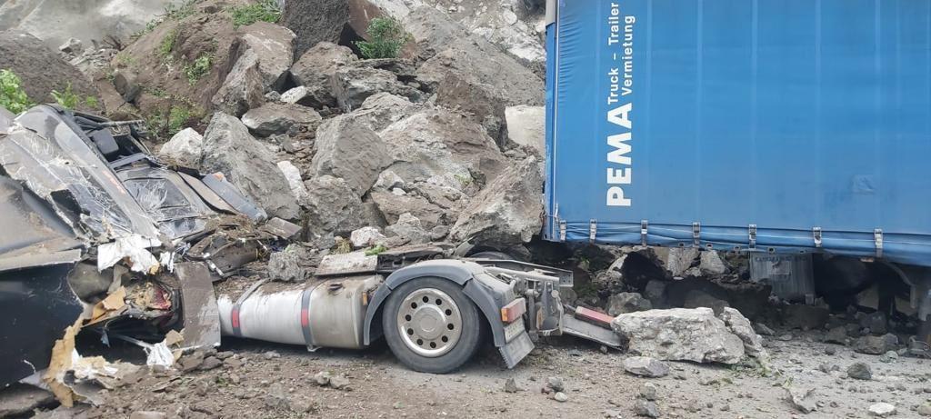 Hopa Kemalpaşa Yolunda Heyalan Ölü ve Yaralılar Var