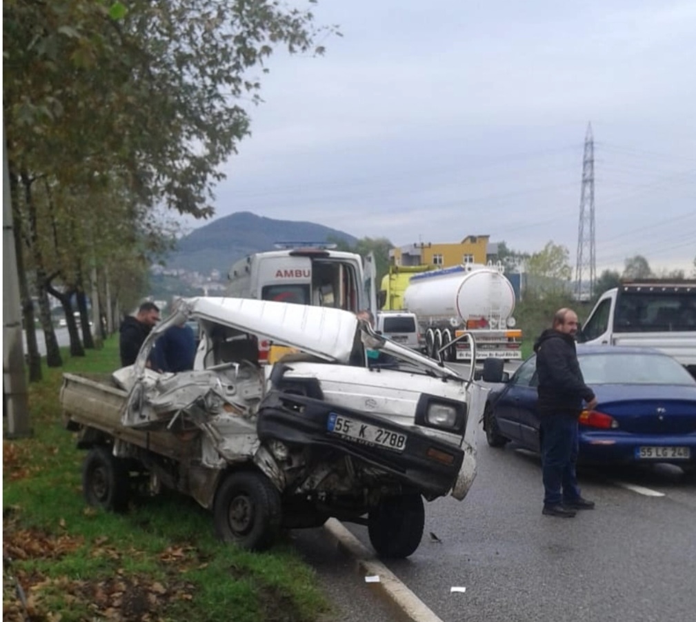 2 Ayrı Tır'a Arkadan Çarptı 