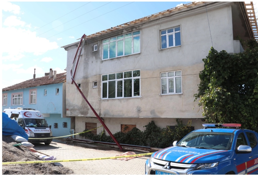 Çatıdan Düşerek Hayatını Kaybetti 