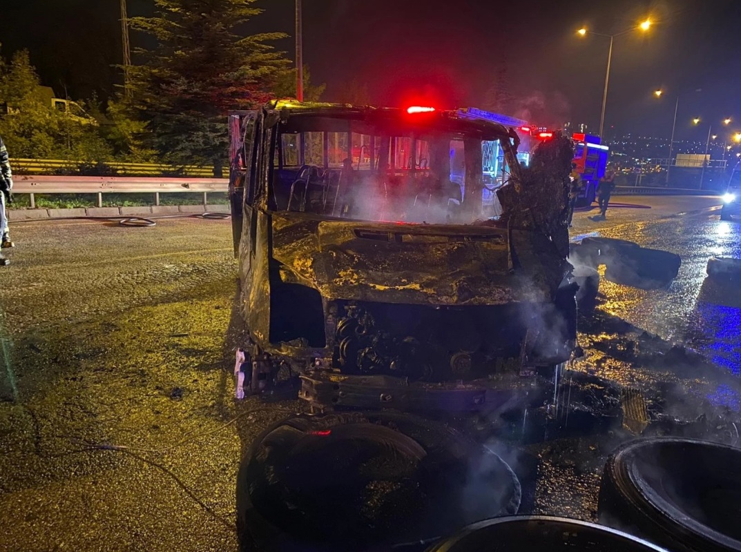 Trafik Kazasında Araç Küle Döndü 