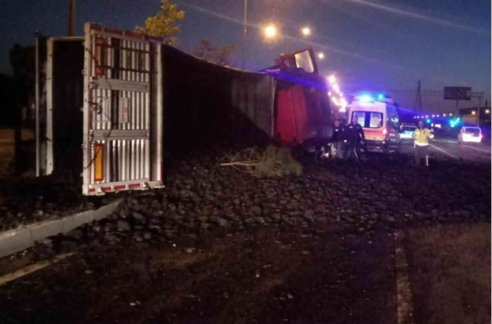 Kömür Yüklü Tır Devrildi