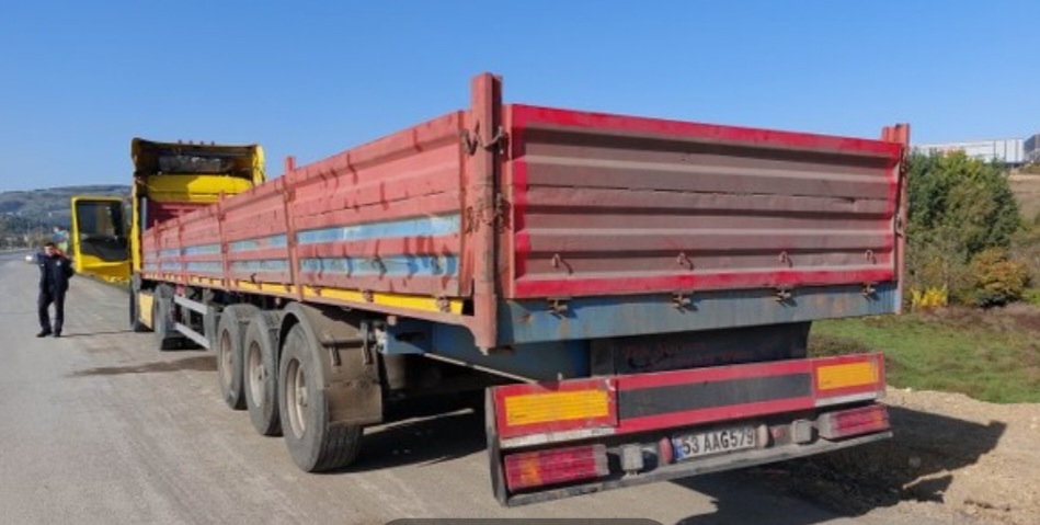 Tır Işıkta Bekleyen Sağlık Çalışanlarının Aracına Çarptı 