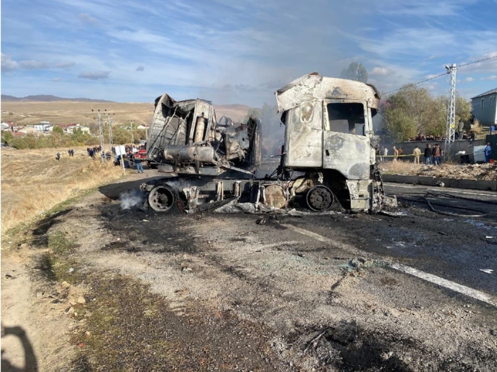 Ağrı'da Freni Patlayan Otobüs Alev Aldı