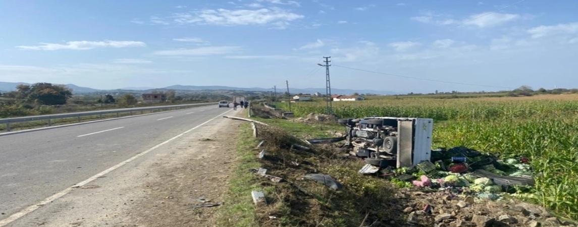 Alaçam da Sebze Yüklü Kamyonet Devrildi