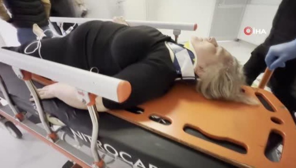 Perde Takarken Aşağıya Düştü 