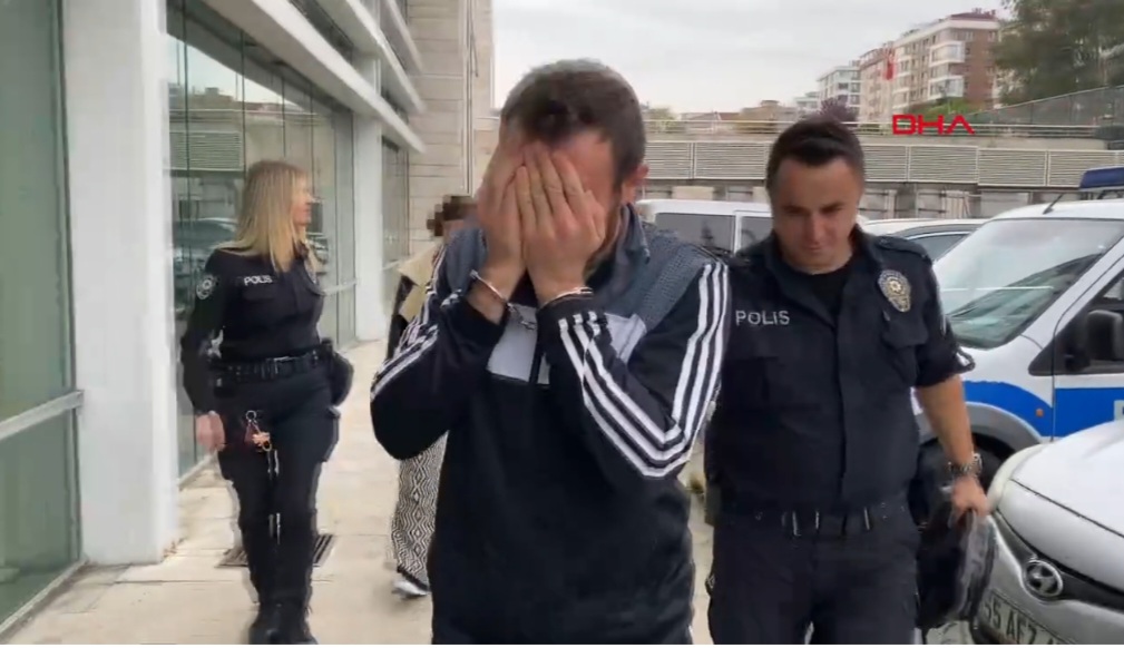 Alışveriş Merkezinden İç Çamaşırı Çaldılar 