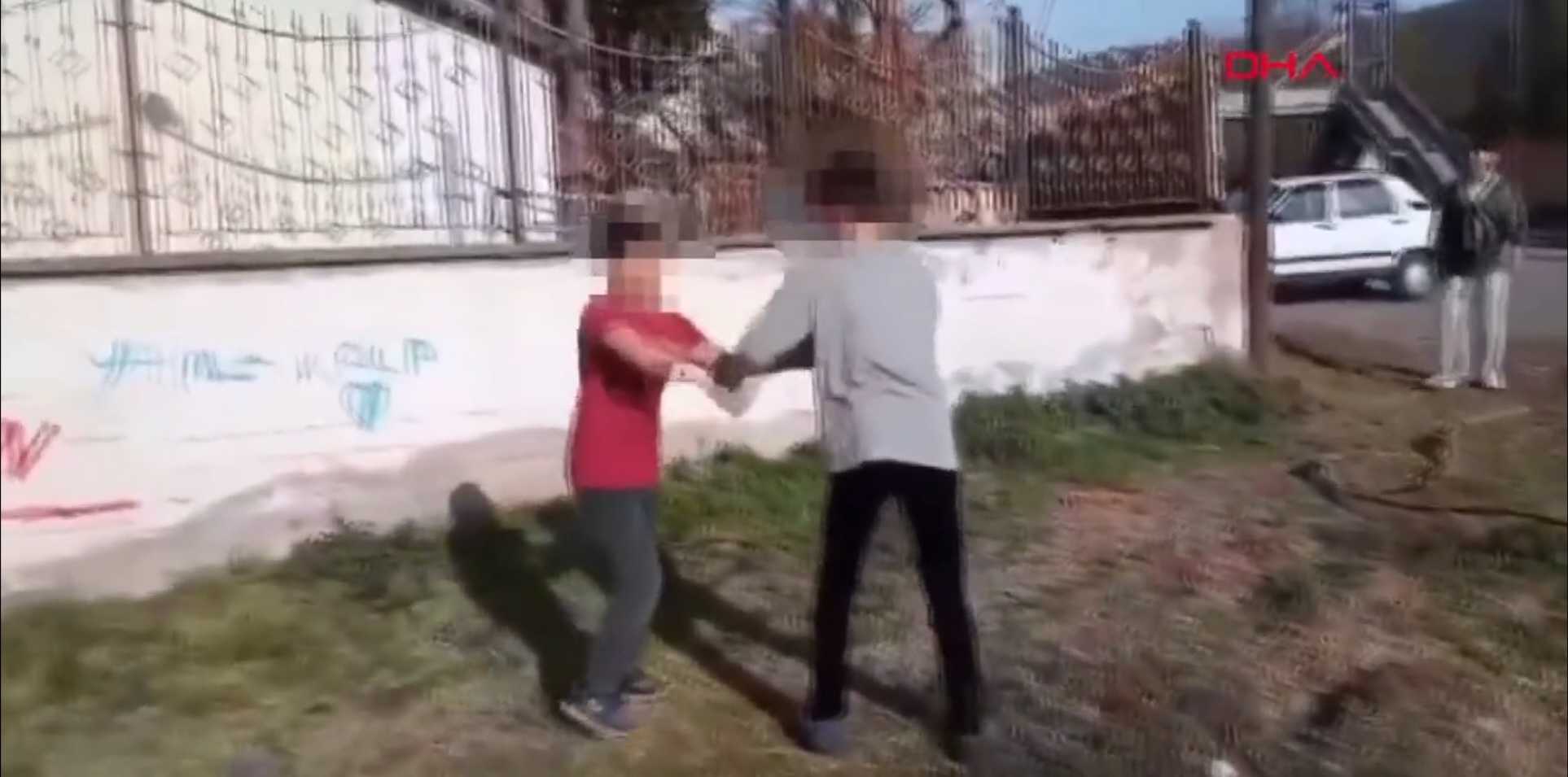 Lise Öğrencileri Yumruk Yumruğa Kavga Etti