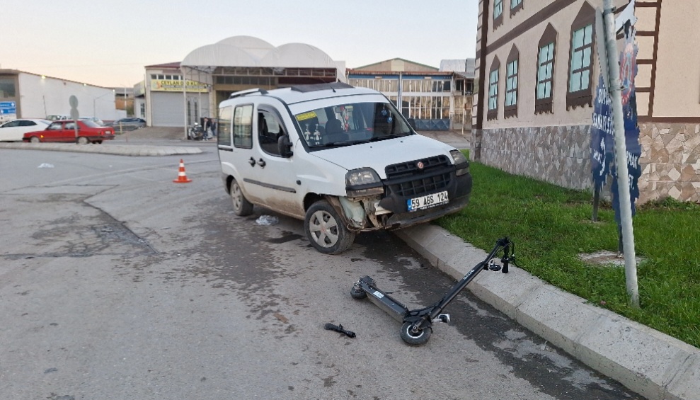 Bafra da Ticari Araç Scooter'la Çarpıştı