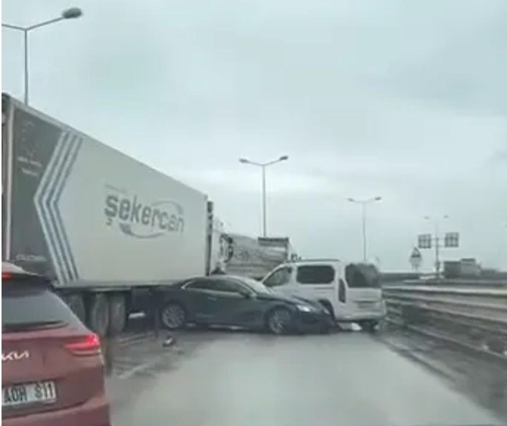 Canik’te Viyadük Üzerinde Zincirleme Trafik Kazası