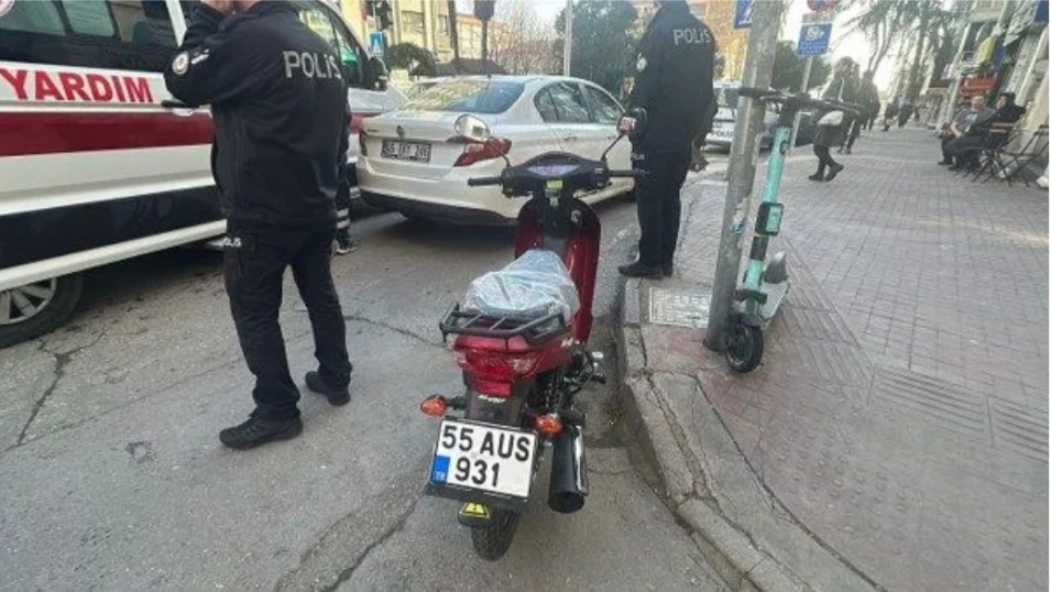 Samsun’da Motosiklet Sürücüsü Otomobile Çarpmamak İsterken Kaza Yaptı
