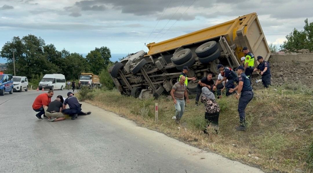 Samsun'da Taş Yüklü Kamyon Devrildi 