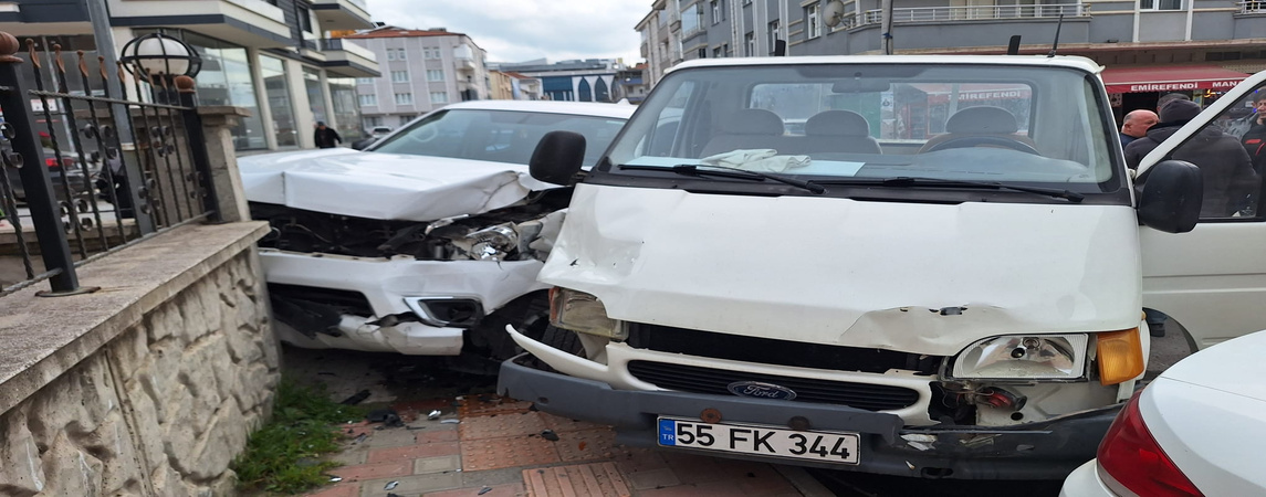 Bafra da İki Araç Birbirine Girdi