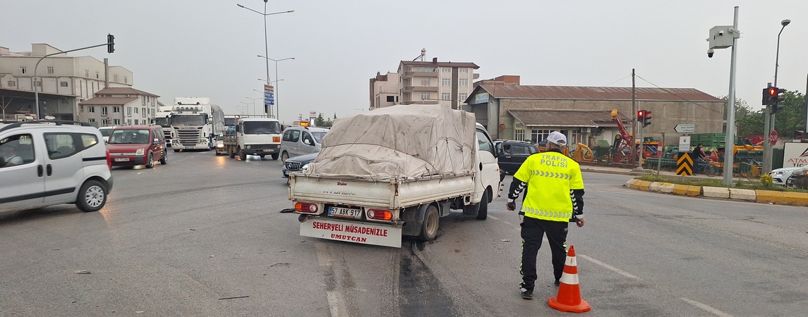 Samsun da Kamyonet ile Otomobil Çarpıştı 