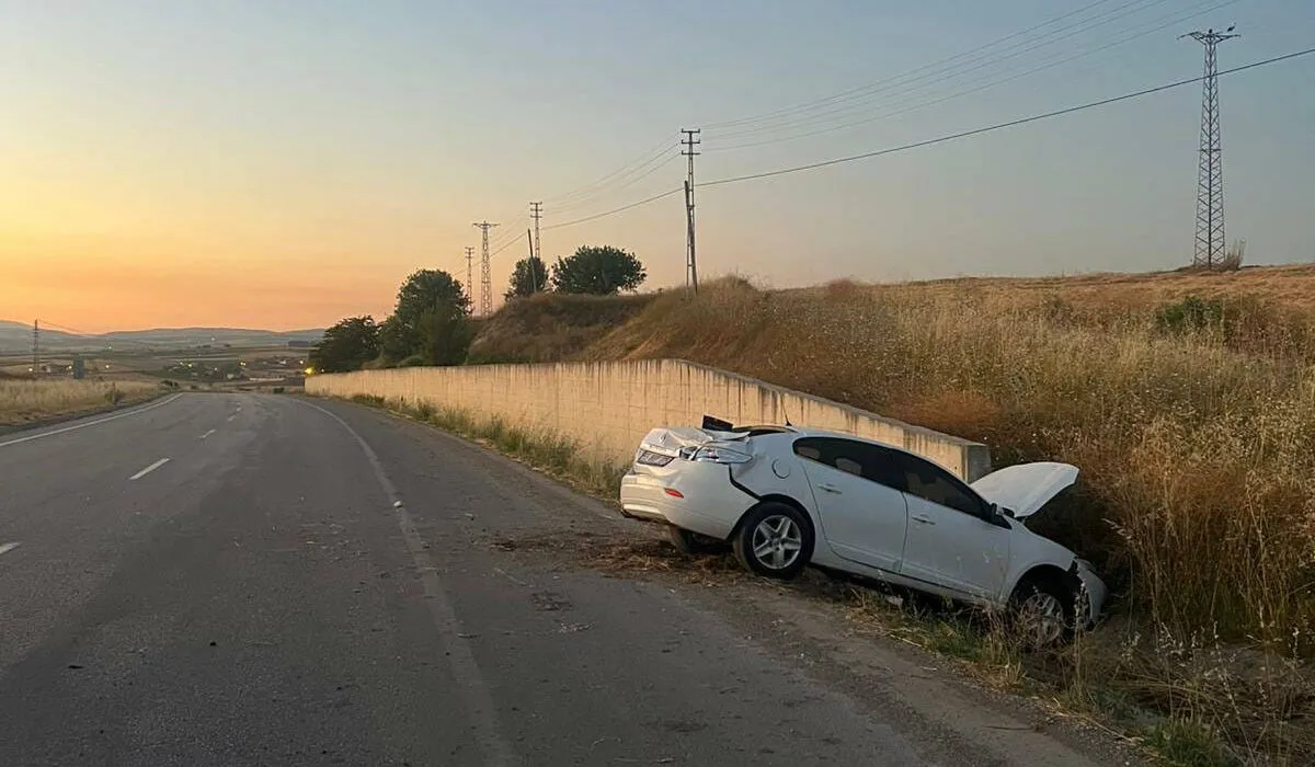Samsun'da Otomobil Yoldan Çıkarak Devrildi