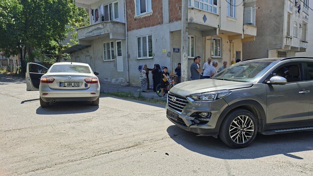 Bafra'da İki Araç Kavşakta Çarpıştı 