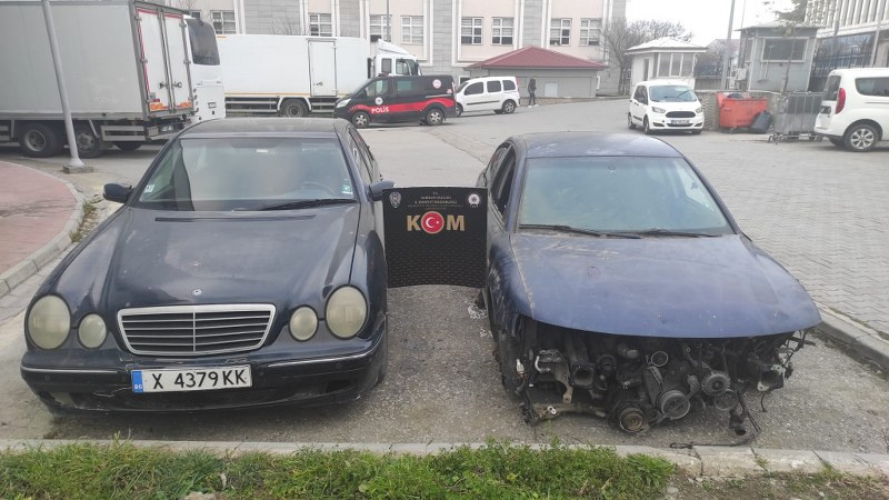 Yabancı Plakalı İki Araç Ele Geçirildi 