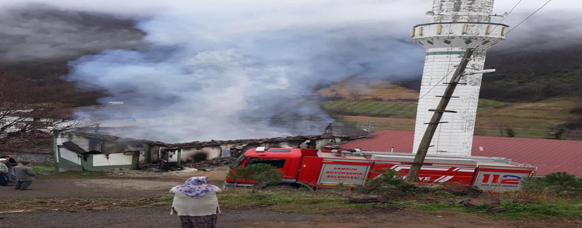 Bafra da Çıkan Yangında Cami Küle Döndü 
