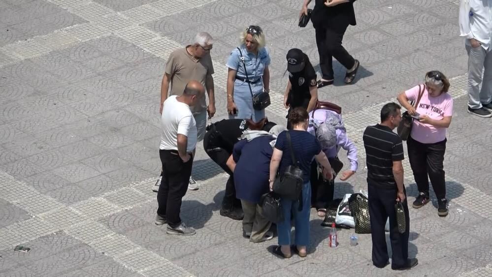 Cumhuriyet Meydanında Sıcağın Etkisiyle Fenalaşan Kadın Hastaneye Kaldırıldı 