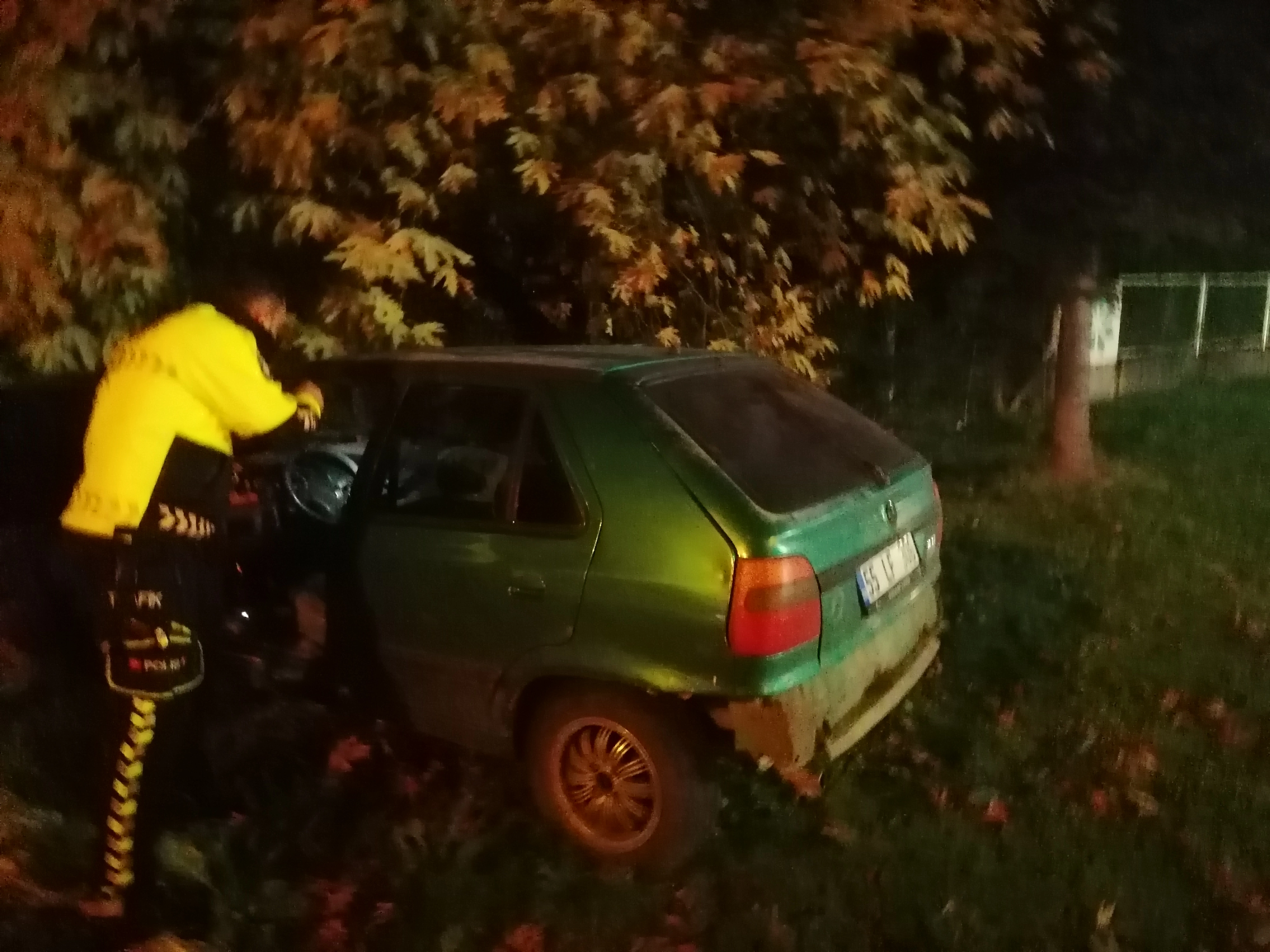 Otomobil Ağaca Çarptı 