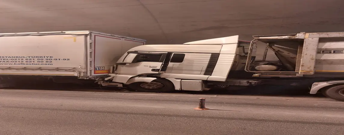 Tünel'de İki Tır Çarpıştı