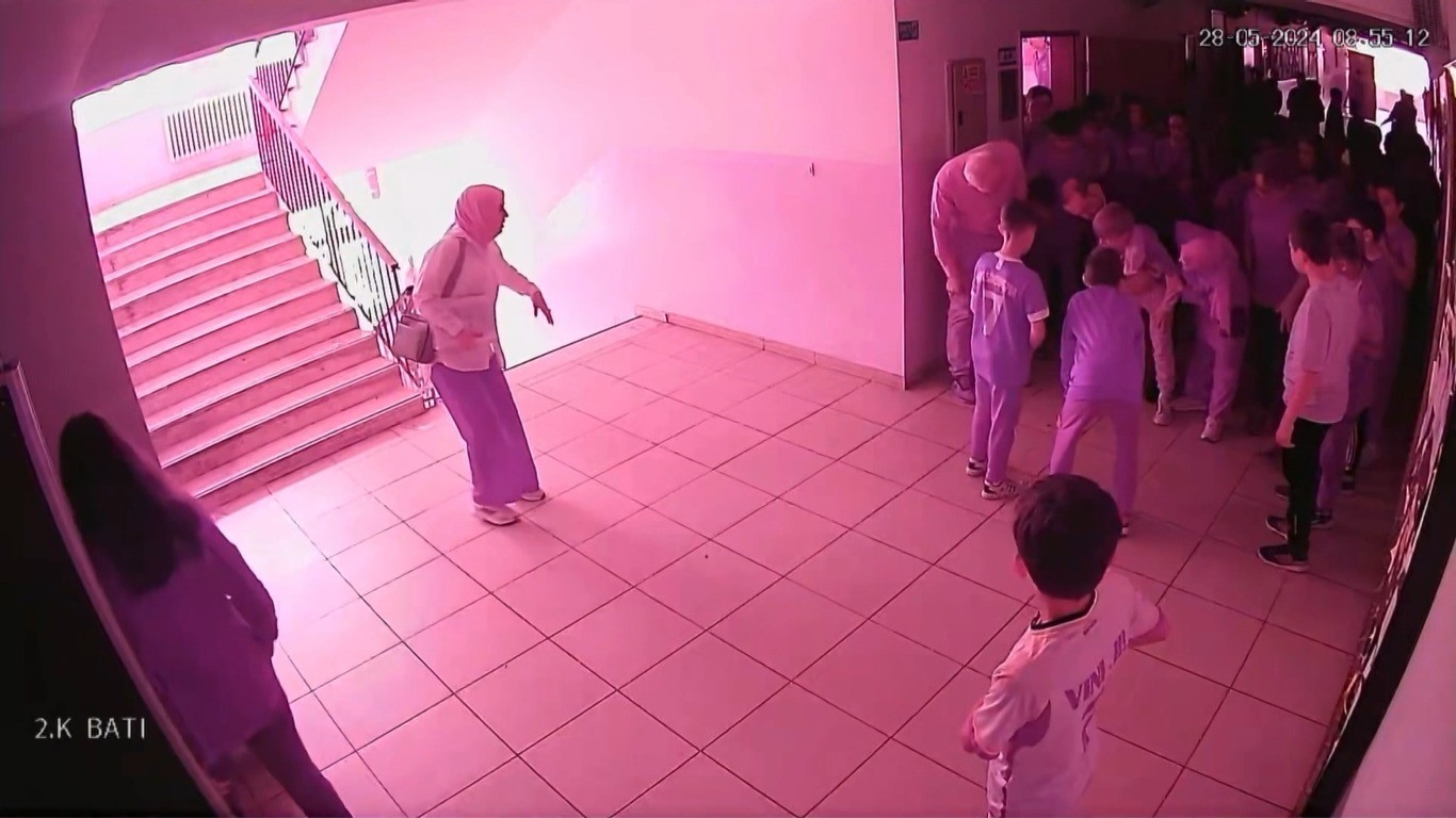 Okul Müdürünün Müdahalesi Öğrencinin Hayatını Kurtardı