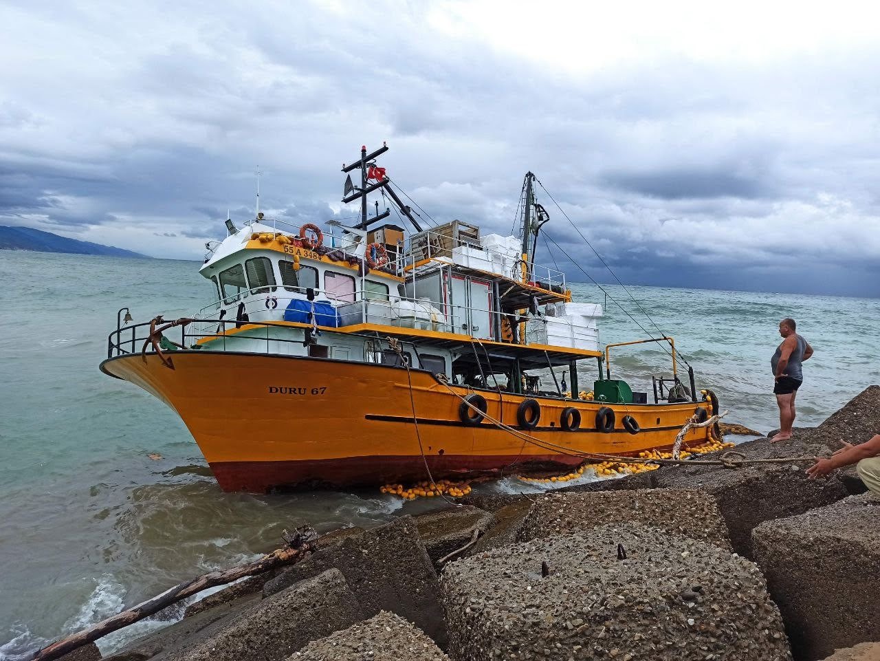 Balıkçı Teknesi Kastamonu Açıklarında Dalgalara Kapıldı 