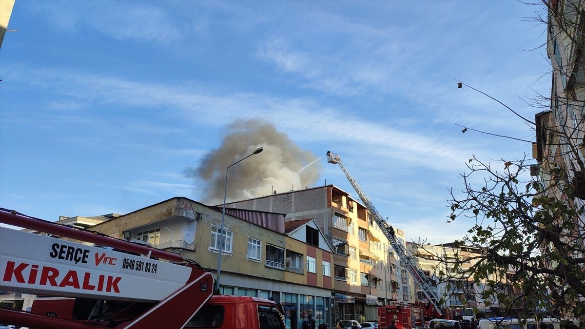 Çarşamba da Bir Binanın Çatısında Yangın Çıktı 