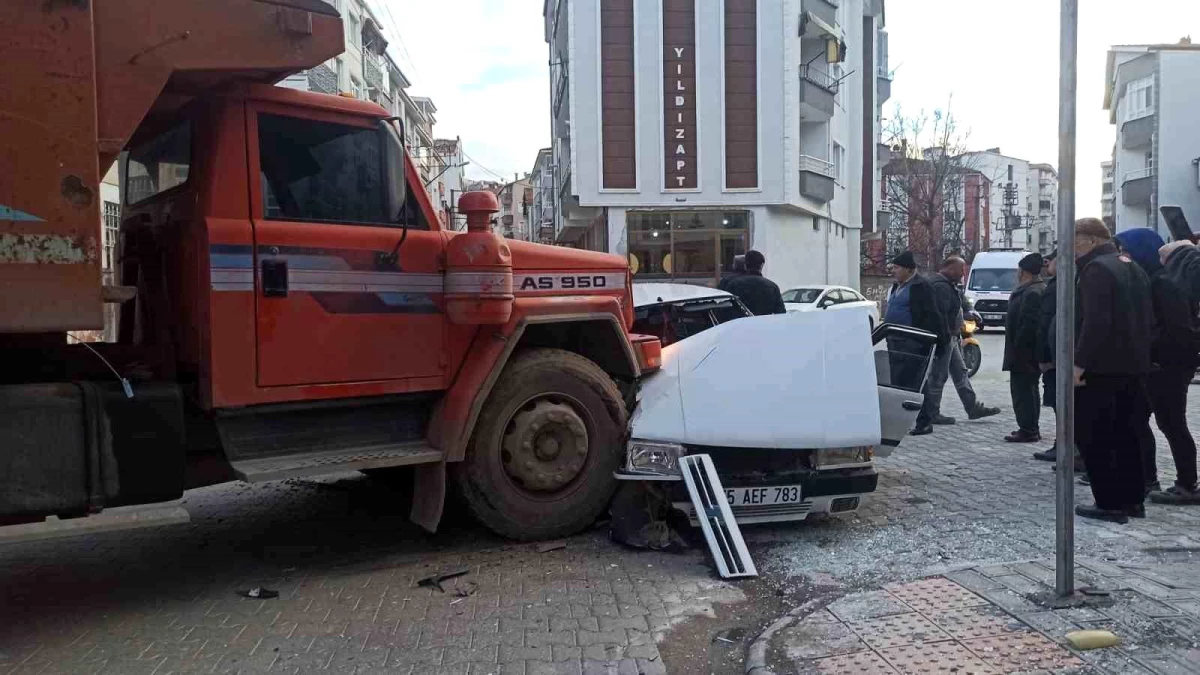 Bafra'da Hafriyat Kamyonu ile Otomobil Çarpıştı