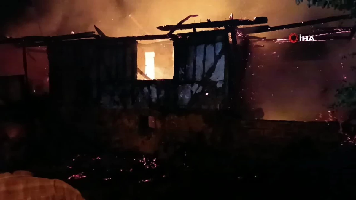 Havza da Korkutan Yangın: Ev ve Depo Alevlere Teslim Oldu