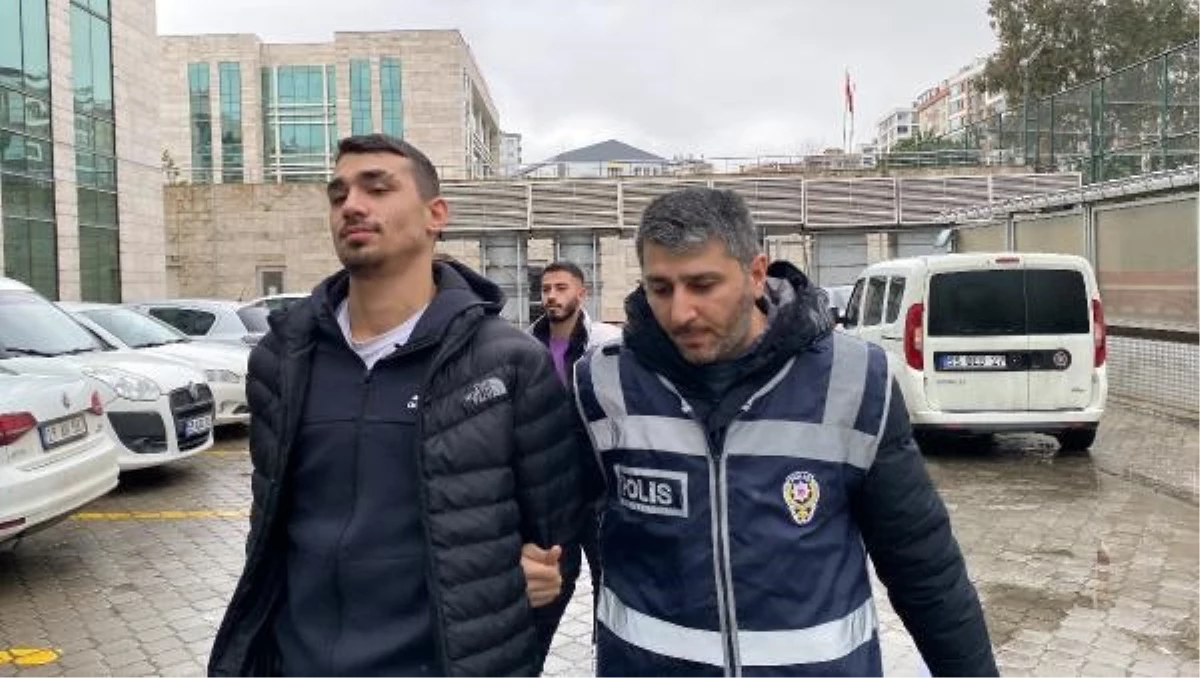 Otomobil'e Pompalı Tüfekle Ateş Açıldı 