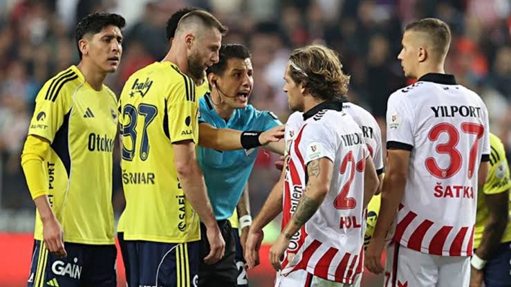 Samsunspor’da Kart Alarmı: 2 Oyuncu Cezalı, 7 Futbolcu Sınırda