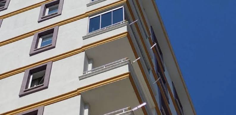 Balkondan Düşen Minik Ata Deniz Hayatını Kaybetti