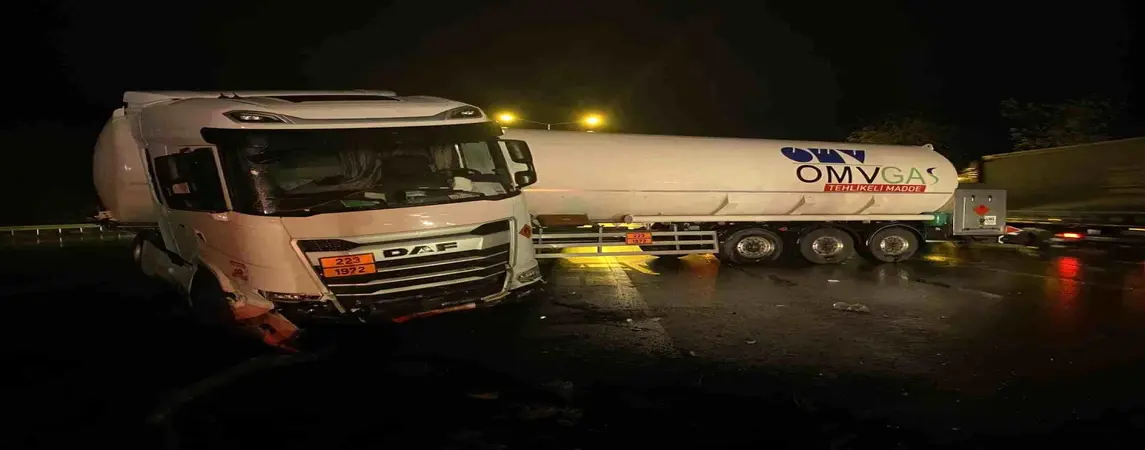 LNG Tankeri Bariyerlere Çarptı