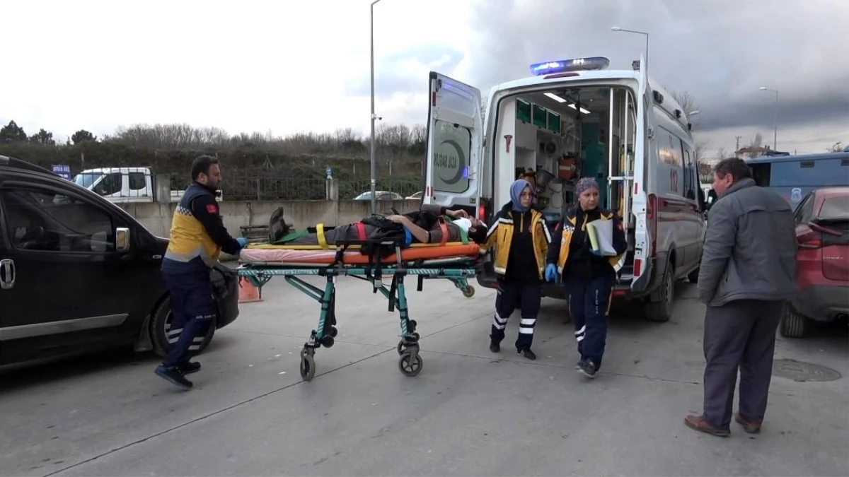 Bafra da Otomobil ile Kamyonet Çarpıştı 