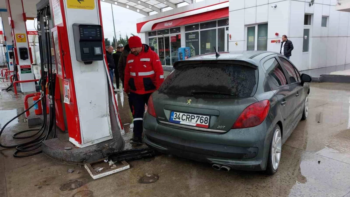 İlkadım da Araç Benzin İstasyonuna Çarptı 