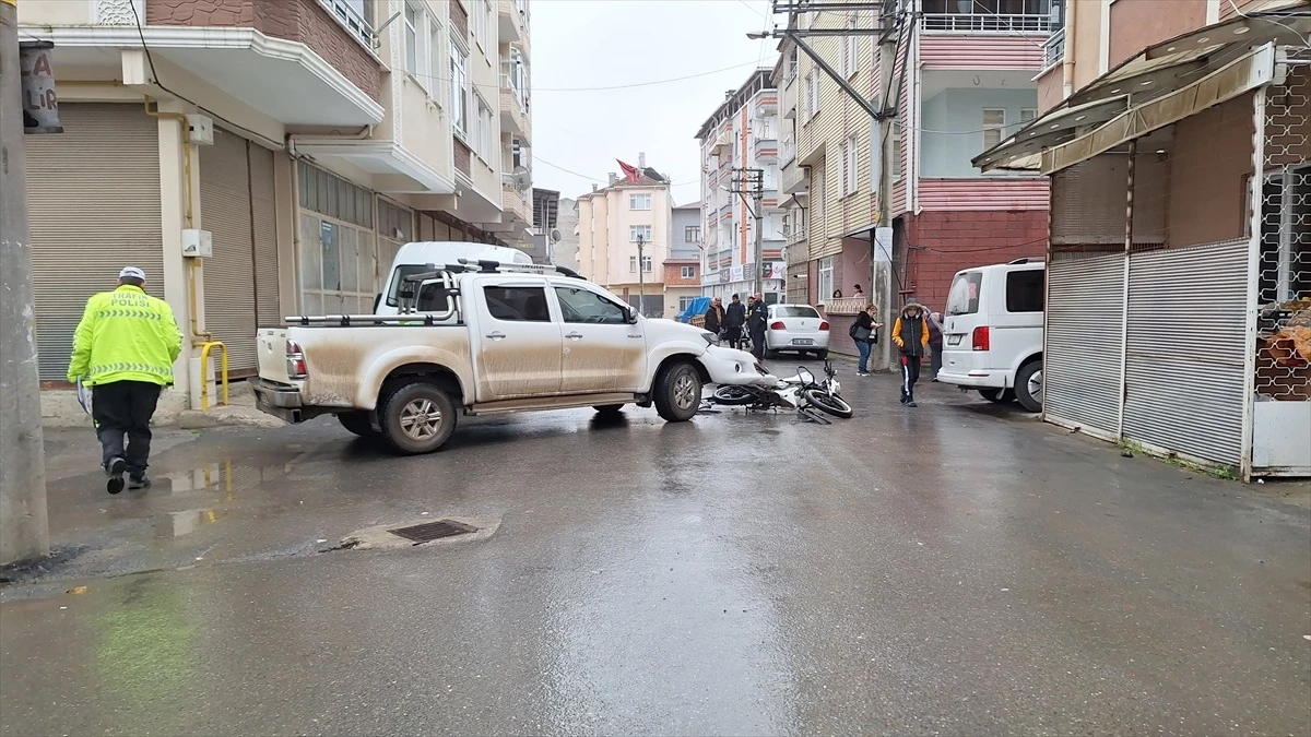 Bafra da Kamyon ile Motosiklet Çarpıştı