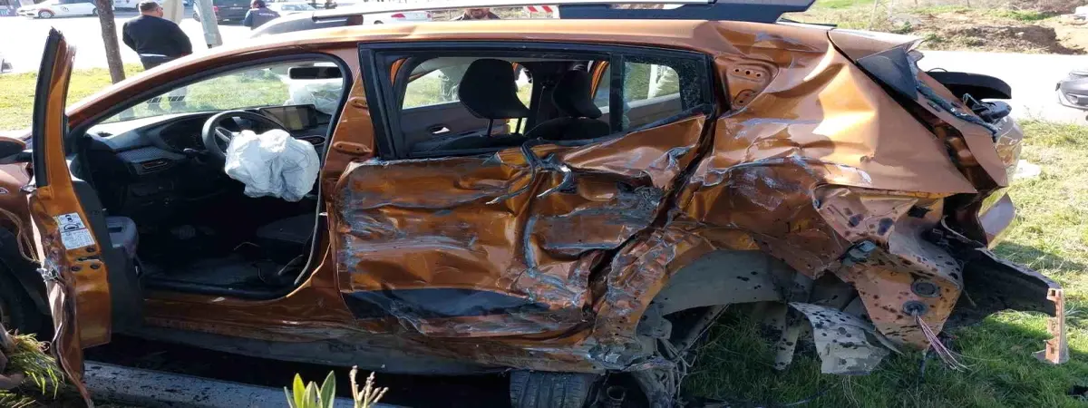 Atakum da Hafriyat Kamyonu ile Otomobil Çarpıştı 