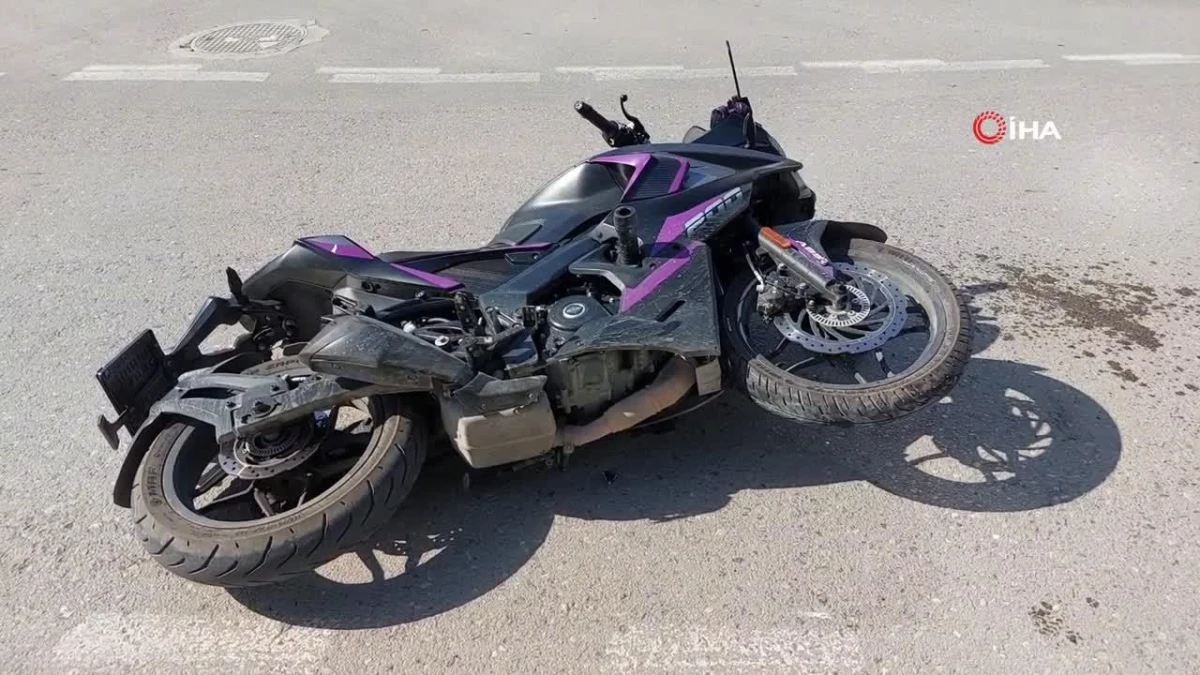 İlkadım da Otomobil ile Motosiklet Çarpıştı 