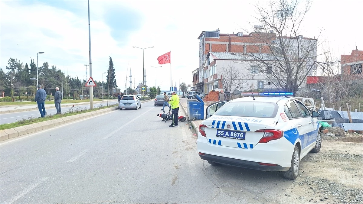 Bafra da Otomobil ile Elektrikli Bisiklet Çarpıstı