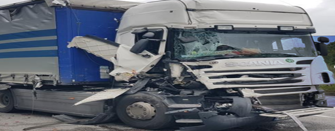 Işıkta Duran Tır'a Başka Tır Arkadan Çarptı 