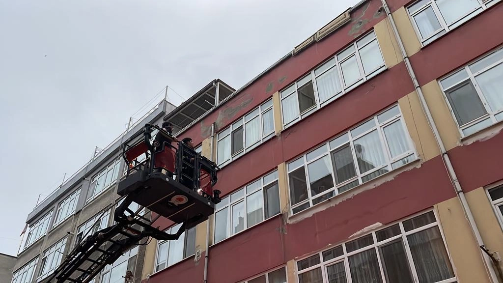 Saldırgan Çatıdan Kaçmaya Çalışırken Yakalandı